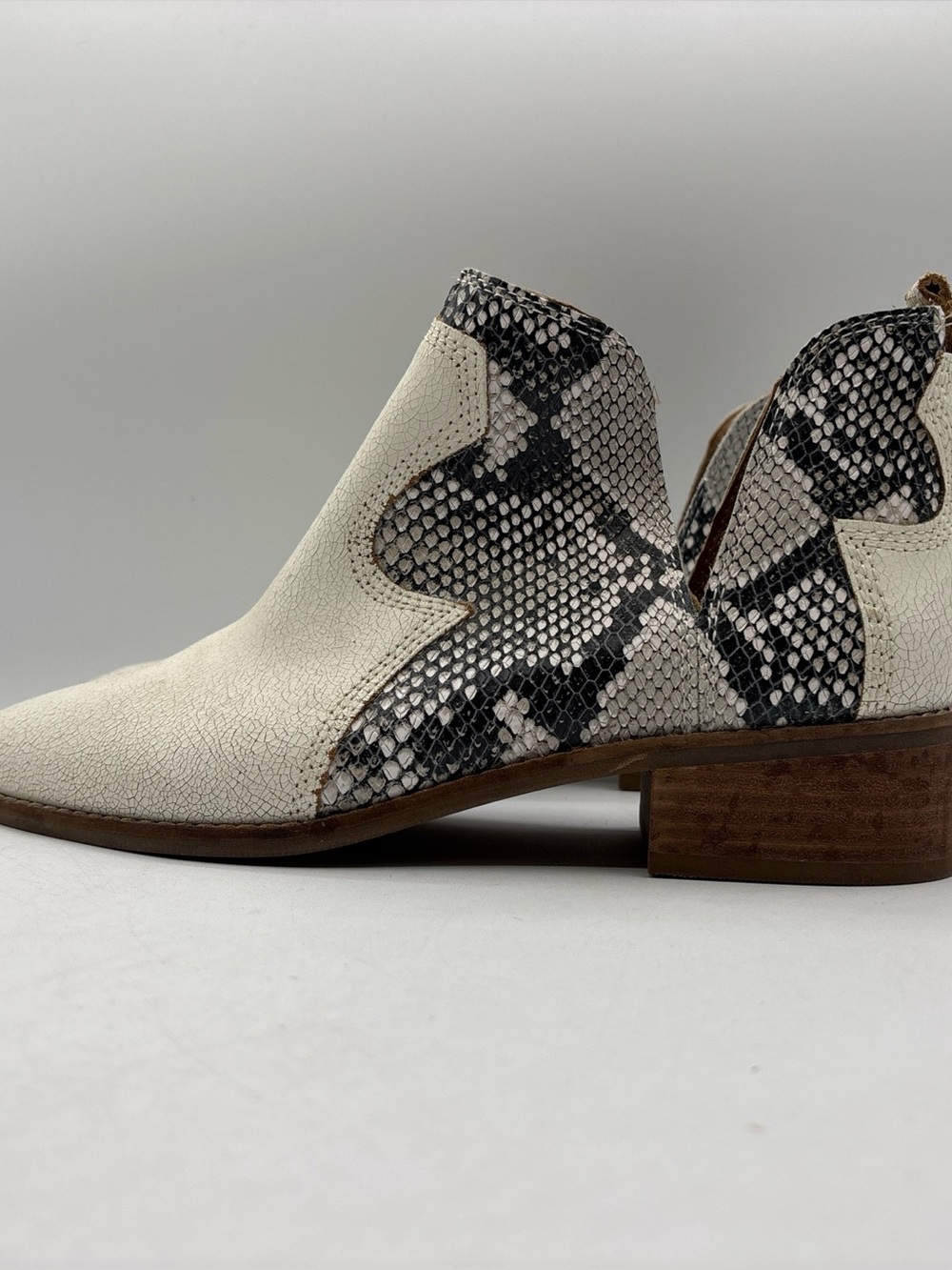 Lucky Brand Leymon White Snakeskin Leather V Notch Slip On Booties Women’s 8.5 M